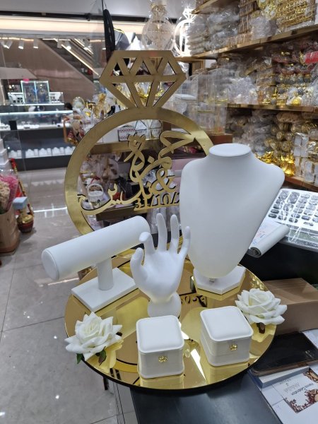 ستاند مع اسماء وتاريخ