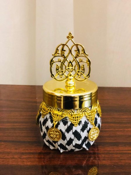 علب الكوفية مع تاج